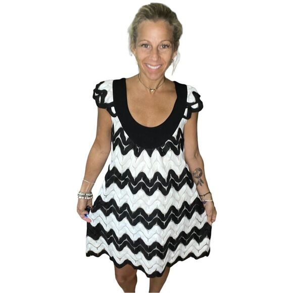 Dresses & Skirts - christopher deane Dress - Size Small, vintage, beautiful scalloped black & white